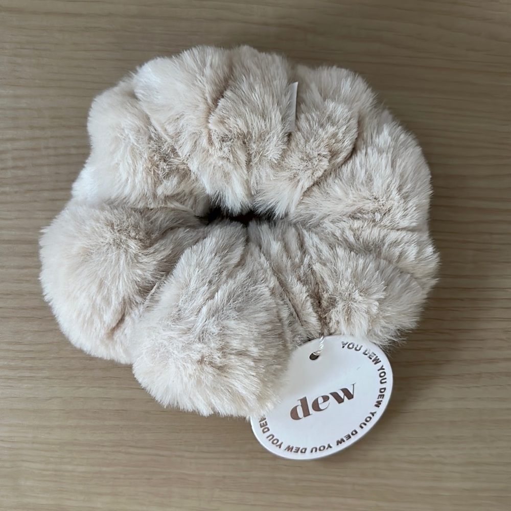 Dew Edit Scrunchie "Send Nudes" Cream